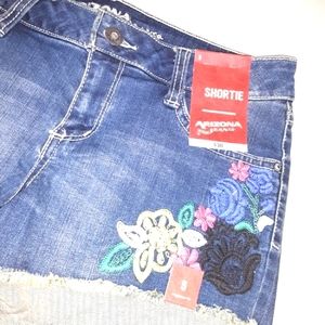 Arizona shortie Embroidered denim shorts sz 5